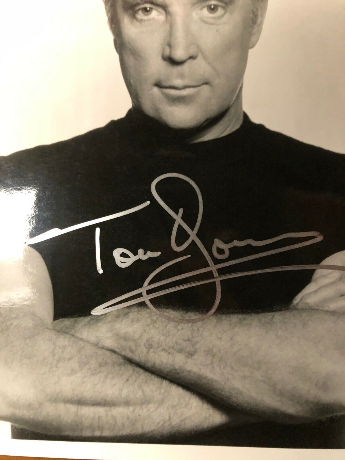 Autographed Photo Of Tom Jones 8x10 Black And White Classic Jazz Singer Icons