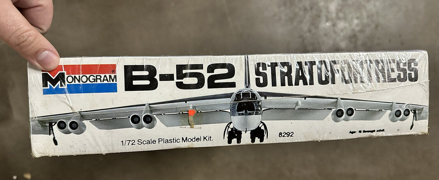 B-52 STRATOFORTRESS 1:72 Scale Plastic Model In Color 1977 Monogram #8292 Sealed