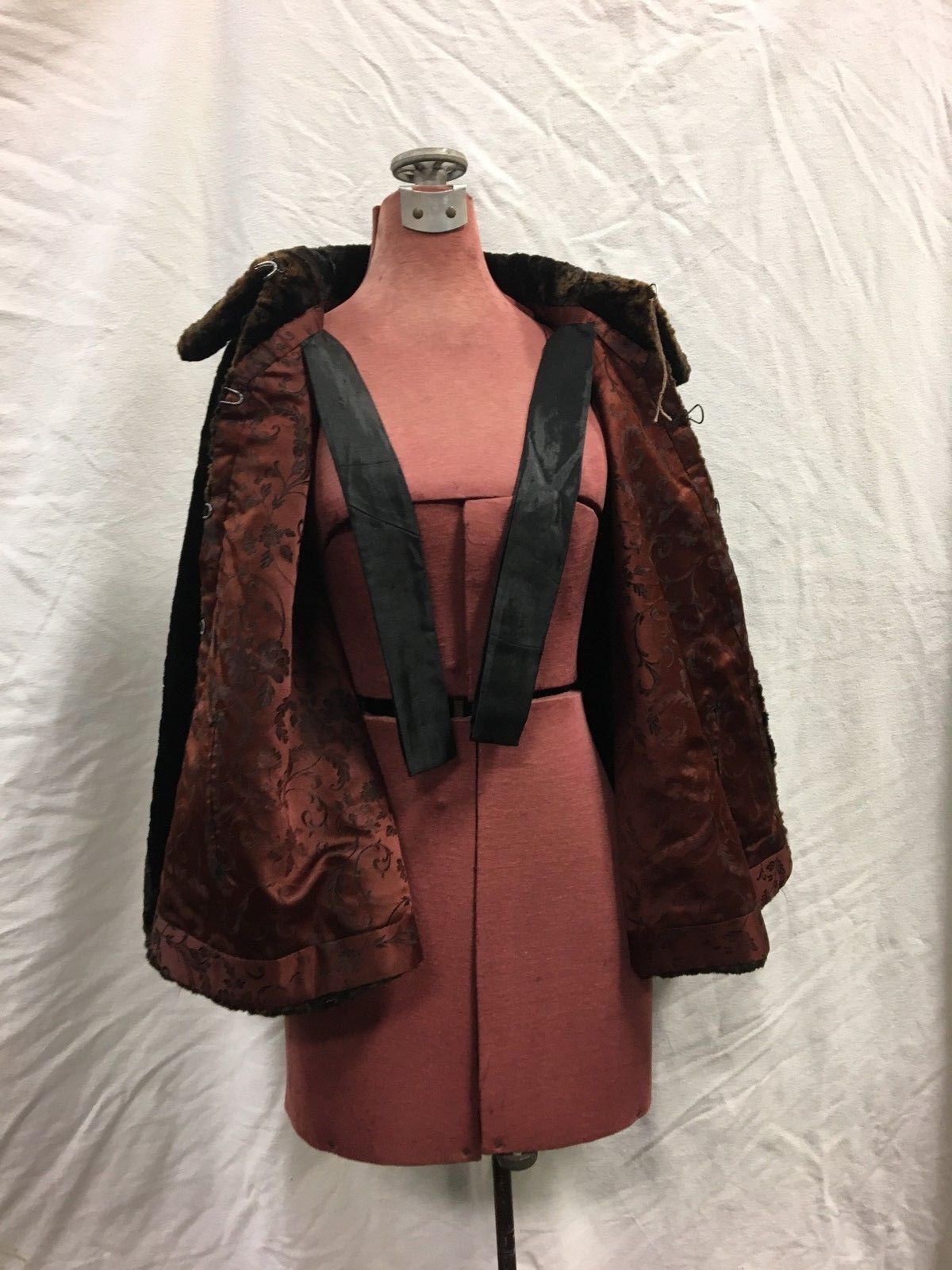 Chocolate brown Cape WITH MAROON PATTERNED INNER &ARM STRAPS - VINTAGE 1950'S