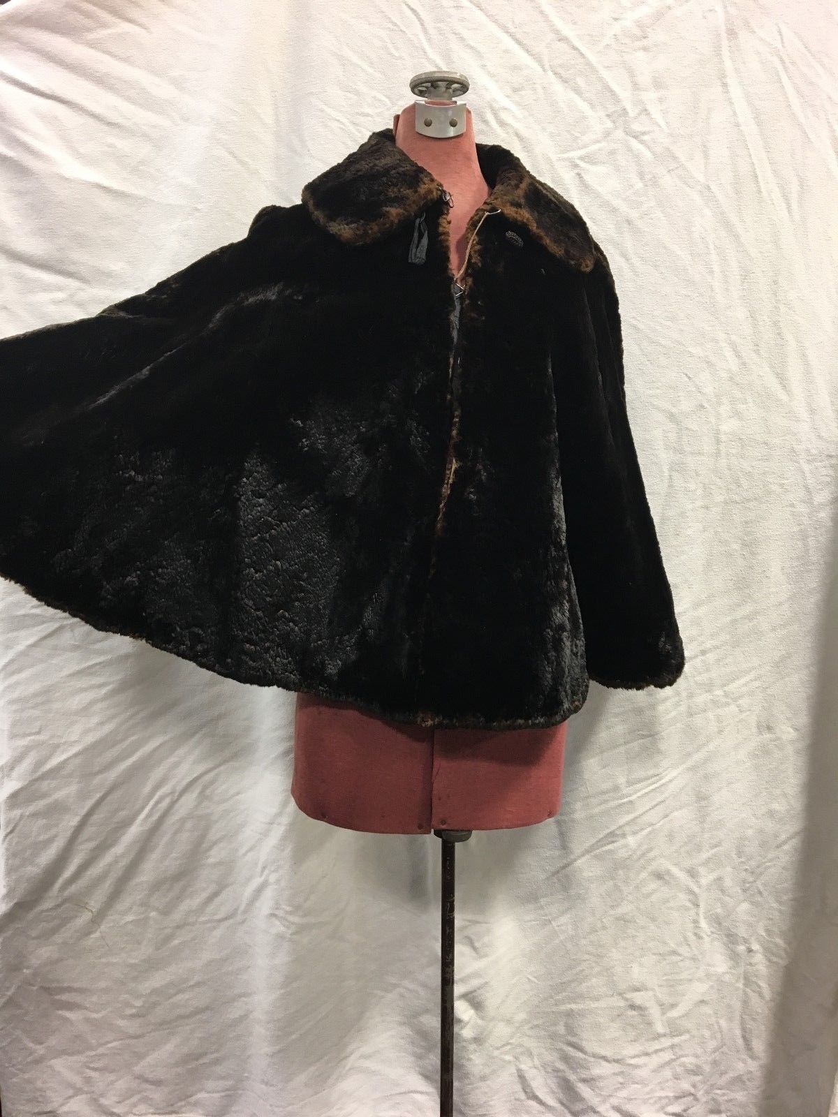 Chocolate brown Cape WITH MAROON PATTERNED INNER &ARM STRAPS - VINTAGE 1950'S